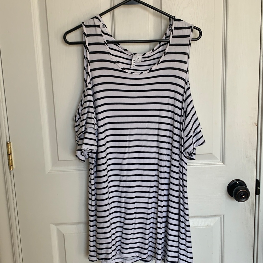 Cold should ruffle sleeve top